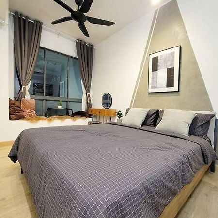 C14B Modern Infinity Pool Klcc Balcony View Apartment กัวลาลัมเปอร์ ภายนอก รูปภาพ