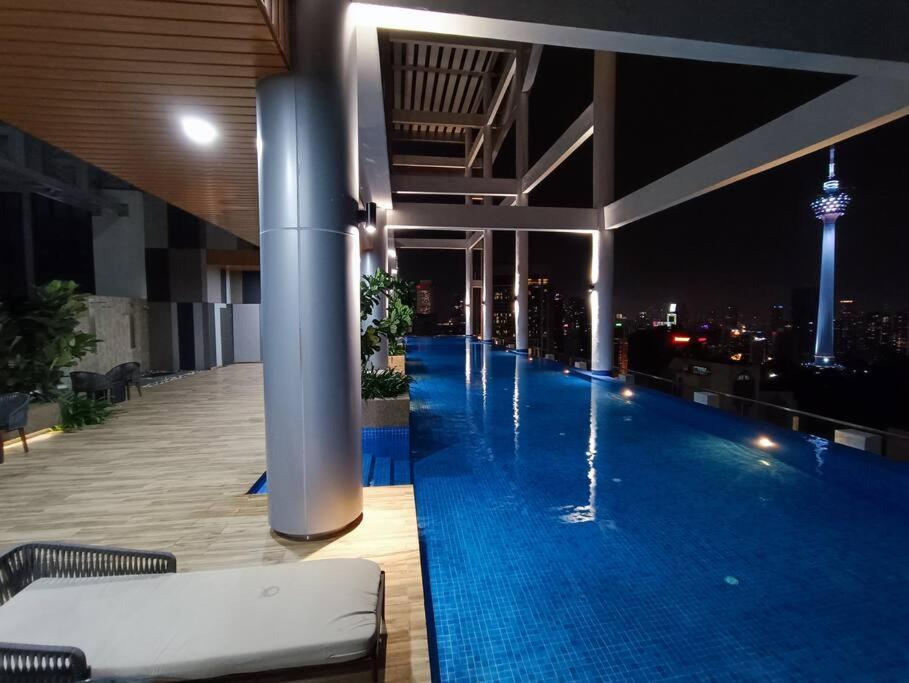 C14B Modern Infinity Pool Klcc Balcony View Apartment กัวลาลัมเปอร์ ภายนอก รูปภาพ