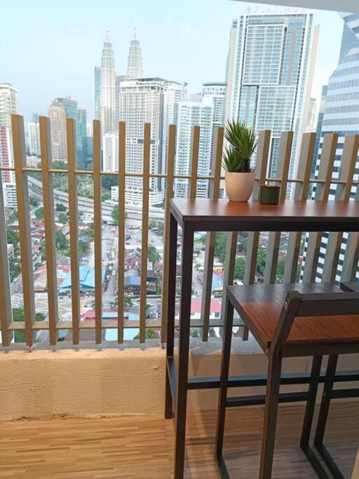 C14B Modern Infinity Pool Klcc Balcony View Apartment กัวลาลัมเปอร์ ภายนอก รูปภาพ