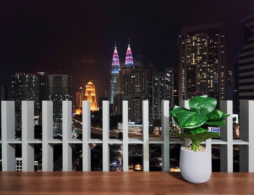 C14B Modern Infinity Pool Klcc Balcony View Apartment กัวลาลัมเปอร์ ภายนอก รูปภาพ