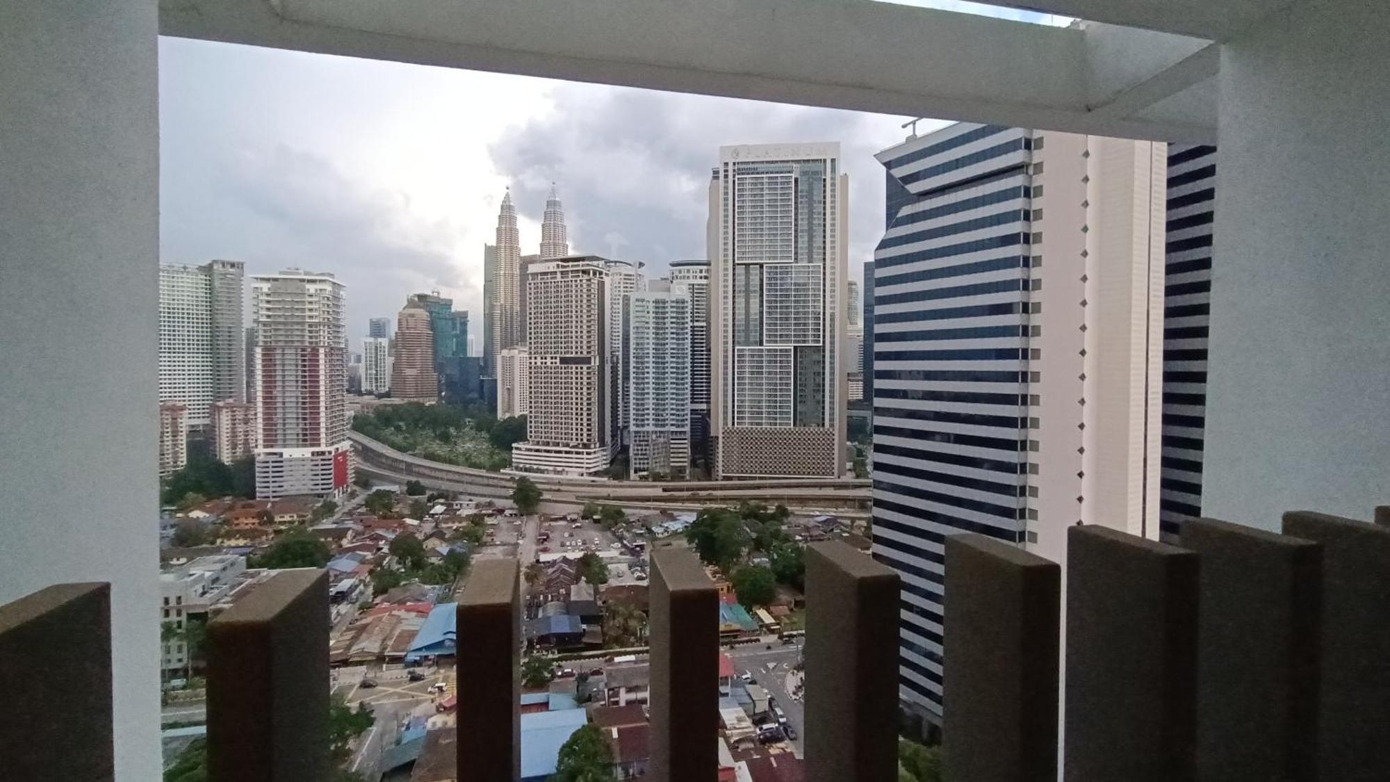 C14B Modern Infinity Pool Klcc Balcony View Apartment กัวลาลัมเปอร์ ภายนอก รูปภาพ