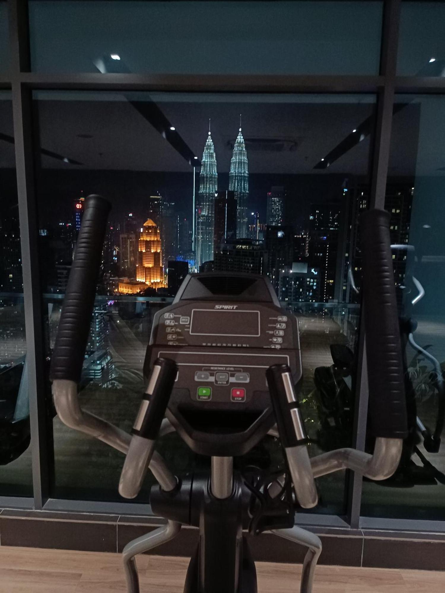 C14B Modern Infinity Pool Klcc Balcony View Apartment กัวลาลัมเปอร์ ภายนอก รูปภาพ