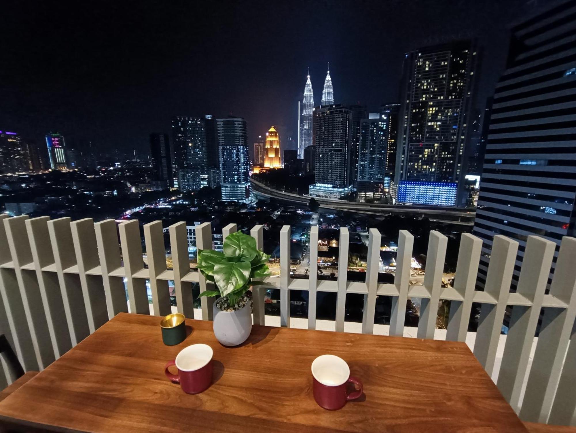 C14B Modern Infinity Pool Klcc Balcony View Apartment กัวลาลัมเปอร์ ภายนอก รูปภาพ
