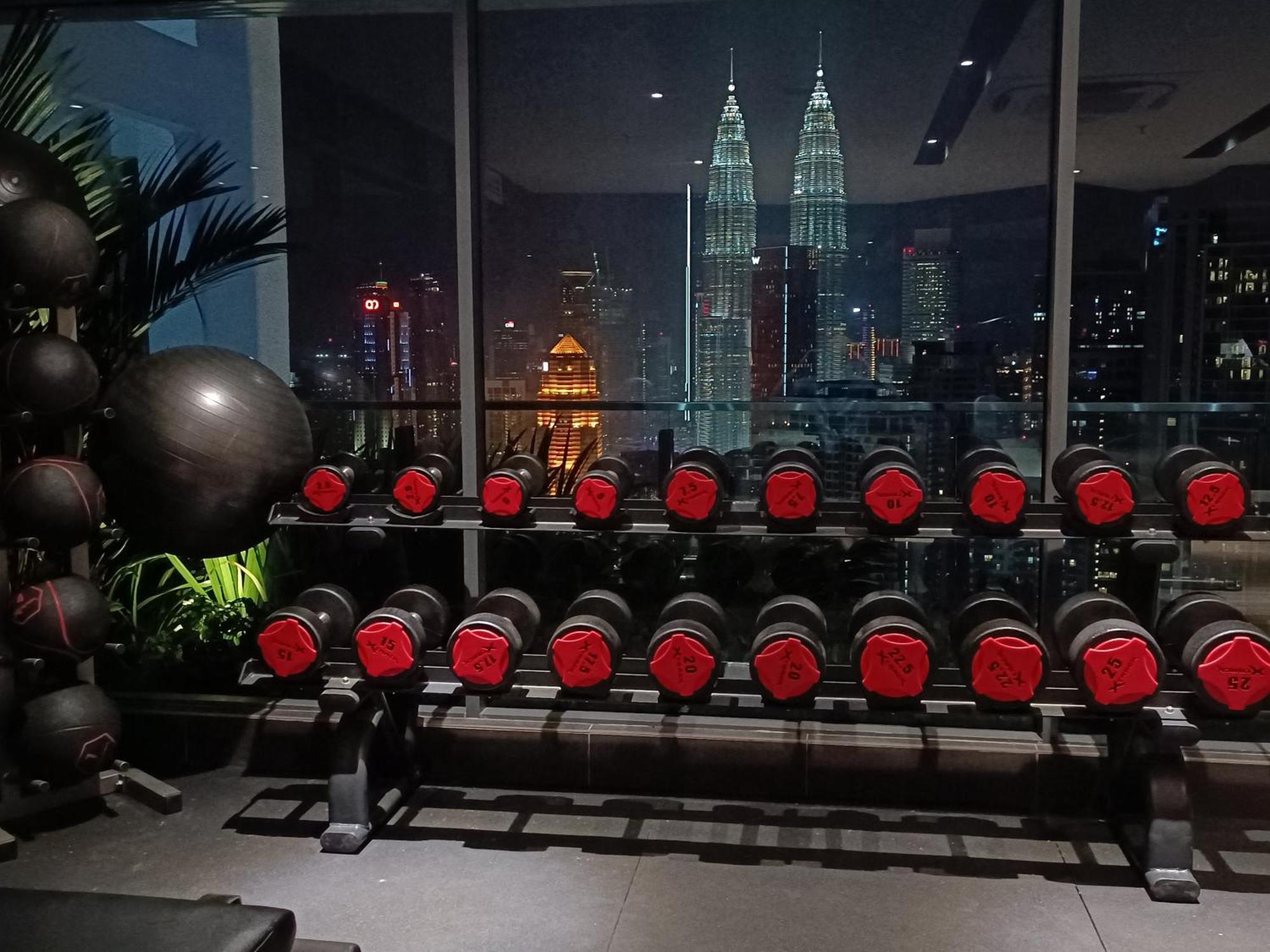 C14B Modern Infinity Pool Klcc Balcony View Apartment กัวลาลัมเปอร์ ภายนอก รูปภาพ