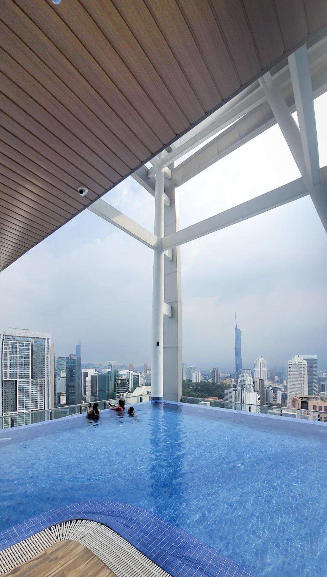 C14B Modern Infinity Pool Klcc Balcony View Apartment กัวลาลัมเปอร์ ภายนอก รูปภาพ