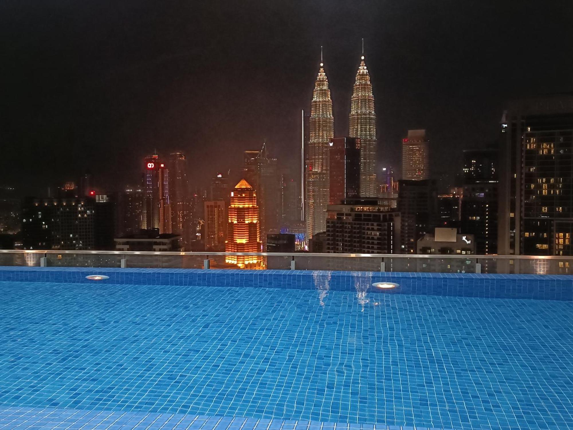 C14B Modern Infinity Pool Klcc Balcony View Apartment กัวลาลัมเปอร์ ภายนอก รูปภาพ