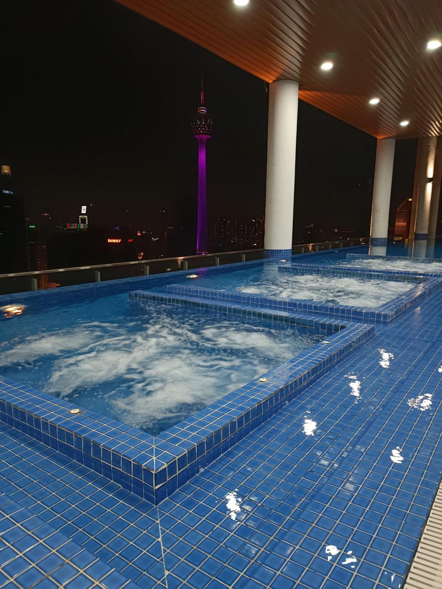 C14B Modern Infinity Pool Klcc Balcony View Apartment กัวลาลัมเปอร์ ภายนอก รูปภาพ